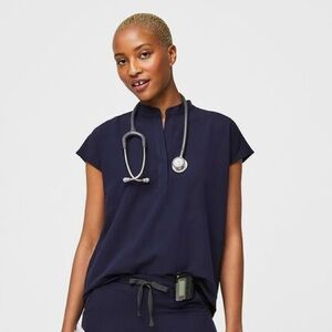 Figs Rafaela scrub top in Navy sz M